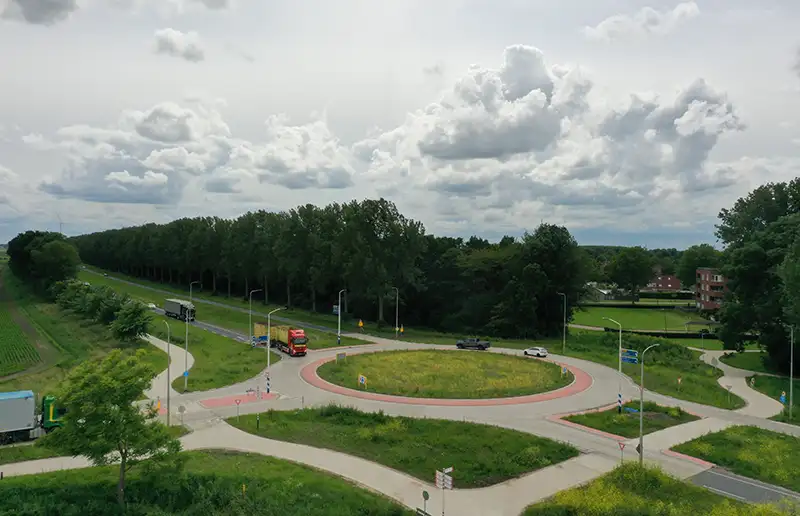Rotonde bij Dronten toch niet dicht: provincie stelt werkzaamheden uit