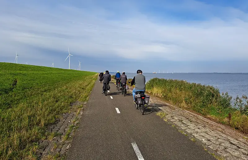 Fietstocht met lunch en kijkje op de boerderij voor senioren in Dronten