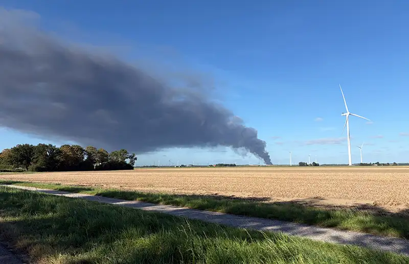 Video | Zeer grote brand bij palletbedrijf Lelystad: pand verloren, brand inmiddels ingedamd