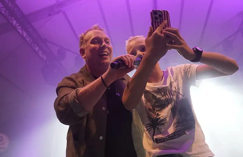 Programma nog niet bekend Het programma voor de jubileumeditie van 2027 is nog niet bekend. Tijdens de Meerpaaldagen van dit jaar stonden onder anderen Menzo Kortland, Billy Dans, Samantha Steenwijk en Starstruck op het podium. Welke artiesten en acts volgend jaar naar Dronten komen, maakt de organisatie op een later moment bekend.