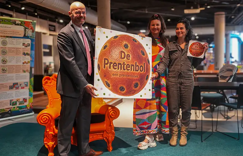 Eerste exemplaar van Prentenbol overhandigd in FlevoMeer Bibliotheek Lelystad